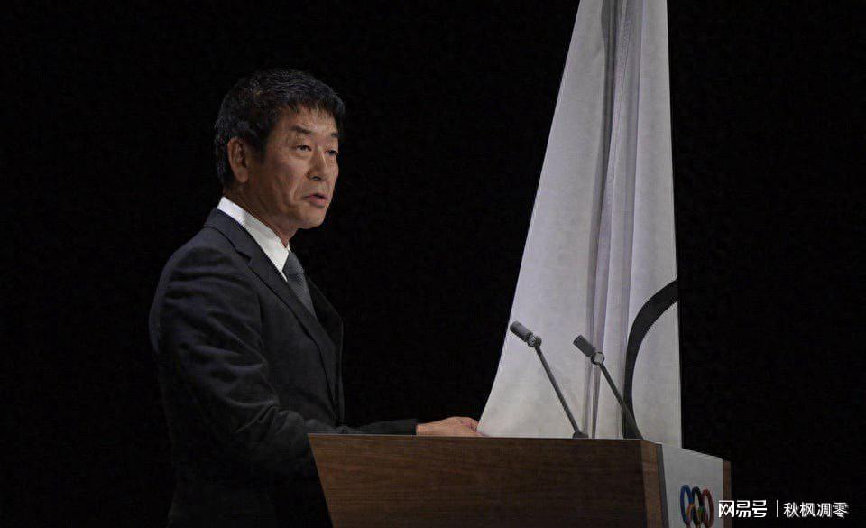 颁奖台上的沉默——当一个转身刺痛了体育的尊严 体育新闻